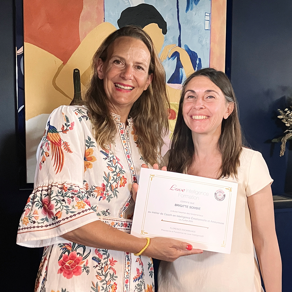 Remise de la certification de coach en relation émotionnelle et amoureuse par Florence Escaravage de Love Intelligence.